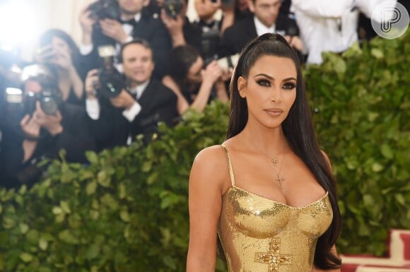 Kim Kardashian usa look com decote generoso