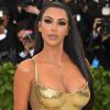 Kim Kardashian usa look dourado Versace no Met Gala 2017, nesta segunda-feira, 7 de maio de 2018, no Metropolitan Museum, em Nova York
