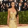 Kim Kardashian posa com seu look dourado Versace no Met Gala 2017, nesta segunda-feira, 7 de maio de 2018, no Metropolitan Museum, em Nova York