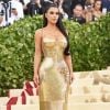 Kim Kardashian não foi acompanhada do marido, Kanye West. 'Um minuto ele diz que ele irá. Outro, ele insiste que o álbum precisa de mais trabalho. Kim só quer ir à festa e se divertir muito', disse uma fonte