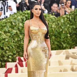 Kim Kardashian não foi acompanhada do marido, Kanye West. 'Um minuto ele diz que ele irá. Outro, ele insiste que o álbum precisa de mais trabalho. Kim só quer ir à festa e se divertir muito', disse uma fonte