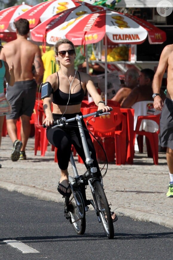 Bianca Bin costuma se exercitar na orla do Rio de Janeiro