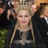 Madonna cobriu rosto com véu e usou coroa com crucifixos no Met Gala 2018