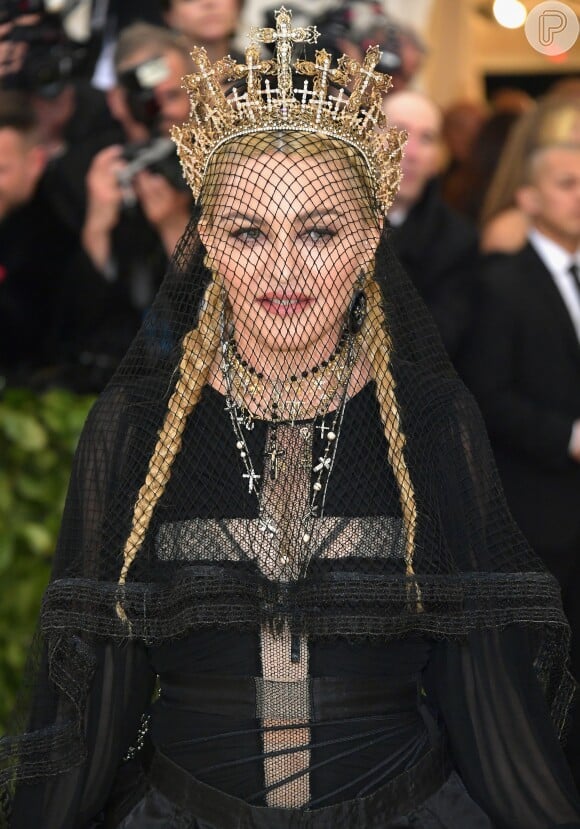 Madonna cobriu rosto com véu e usou coroa com crucifixos no Met Gala 2018