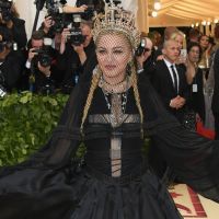 Viúva gótica: Madonna usa véu e decote em forma de cruz no MET Gala. Fotos!