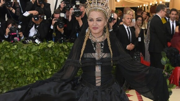 Viúva gótica: Madonna usa véu e decote em forma de cruz no MET Gala. Fotos!