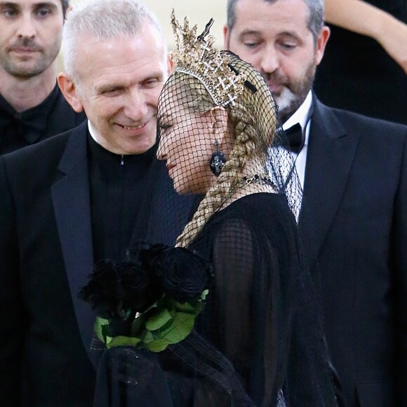 Madonna cantou o sucesso 'Like a Prayer', 'Hallelujah' e a inédita 'Beautiful Game' na performance surpresa no Met Gala