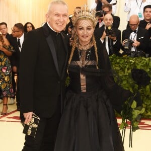 Madonna foi acompanhada por Jean Paul Gaultier no Met Gala 2018. O estilista foi responsável pelo look da cantora