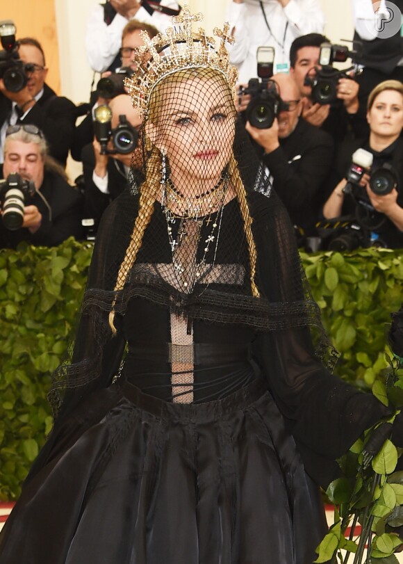 Madonna combinou véu, decote em formato de cruz e coroa cravejada de crucifixos no Met Gala 2018
