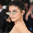 Fashionista, Kylie Jenner adicionou óculos gatinho, com inspiração nos anos 1990 à produção de Alexander Wang, no Met Gala 2018