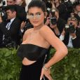 Kylie Jenner investe em look all black, de Alexander Wang na sua primeira aparição pública após dar à luz em fevereiro, no Met Gala, em Nova York, na segunda-feira (07)
