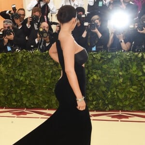 O vestido all black de Alexander Wang valorizou o corpo de Kylie Jenner, no red carpet do Met Gala 2018
