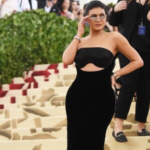 Kylie Jenner aposta em tomara que caia com uma fenda discreta entre o busto e a barriga de Alexander Wang, que realçou o seu colo