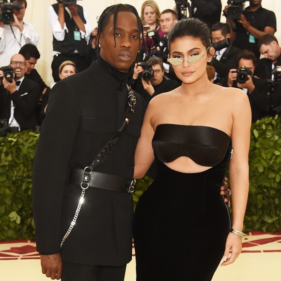 Kylie Jenner e o namorado, Travis Scott posaram juntos no tapete vermelho do Met Gala 2018