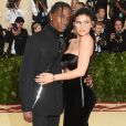 Kylie Jenner foi acompanhada do namorado, o rapper Travis Scott, que também investiu em um look all black do estilista Alexander Wang