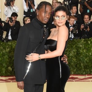 Kylie Jenner foi acompanhada do namorado, o rapper Travis Scott, que também investiu em um look all black do estilista Alexander Wang