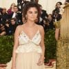 Selena Gomez apostou em um vestido de renda para o baile Met Gala 2018