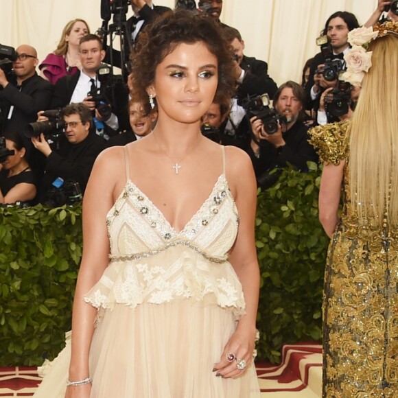 Selena Gomez apostou em um vestido de renda para o baile Met Gala 2018