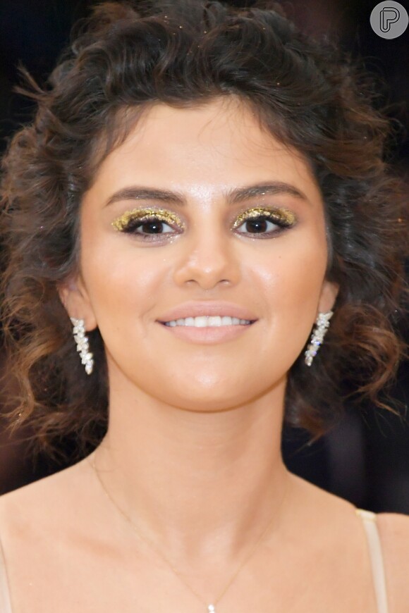 Alguns fãs de Selena Gomez ficaram impressionados com a maquiagem da atriz e disseram que ela havia exagerado no bronze