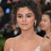 Selena Gomez usou sombra dourada nos olhos, batom nude e um colar de cruz de prata no Baile de Gala do Metropolitan Museum of Art, em Nova York, que aconteceu na segunda-feira, 7 de maio de 2018