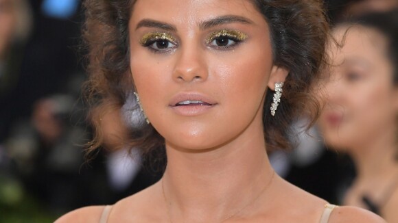 Superbronzeada, Selena Gomez usa look inspirado em rainha da bíblia no Met Gala