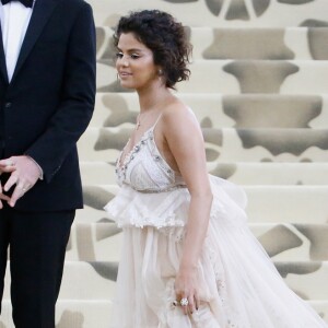 Selena Gomez foi clicada no Metropolitan Museum of Art, em Nova York