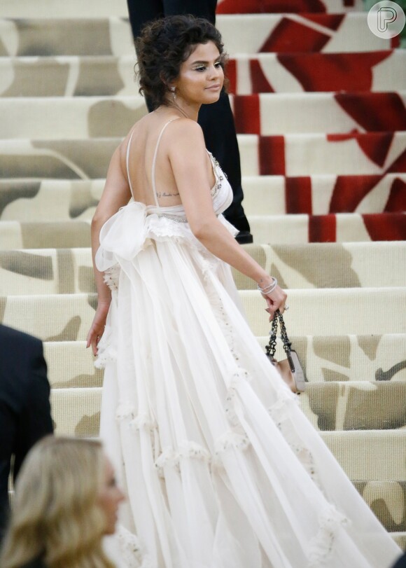 Selena Gomez apostou em um vestido da Coach no Met Gala 2018