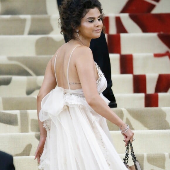 Selena Gomez apostou em um vestido da Coach no Met Gala 2018