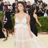 Selena Gomez usou um vestido de renda da Coach no Baile de Gala do Metropolitan Museum of Art, em Nova York, que aconteceu na segunda-feira, 7 de maio de 2018