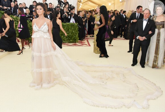 Selena Gomez usou um vestido de renda da Coach no Baile de Gala do Metropolitan Museum of Art, em Nova York, que aconteceu na segunda-feira, 7 de maio de 2018