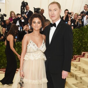 Selena Gomez e o designer Stuart Vevers posaram para fotos no Met Gala 2018