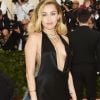 Miley Cyrus apostou em vestido all black de Stella McCartney no Met Gala 2018