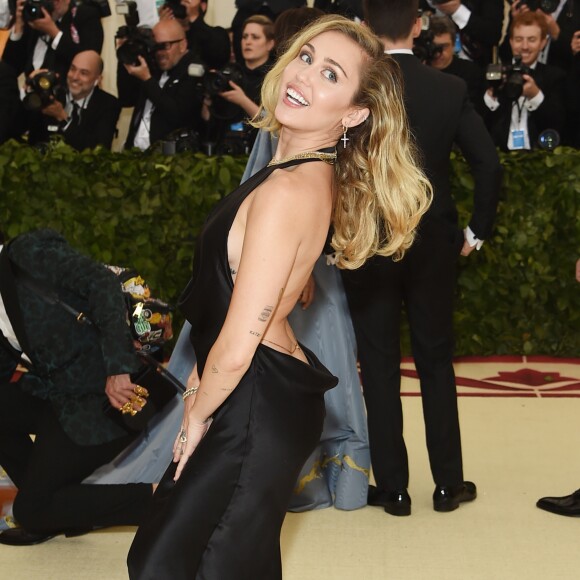 Joias de Miley Cyrus com inspiração religiosa ficam em evidência no seu look do Met Gala 2018