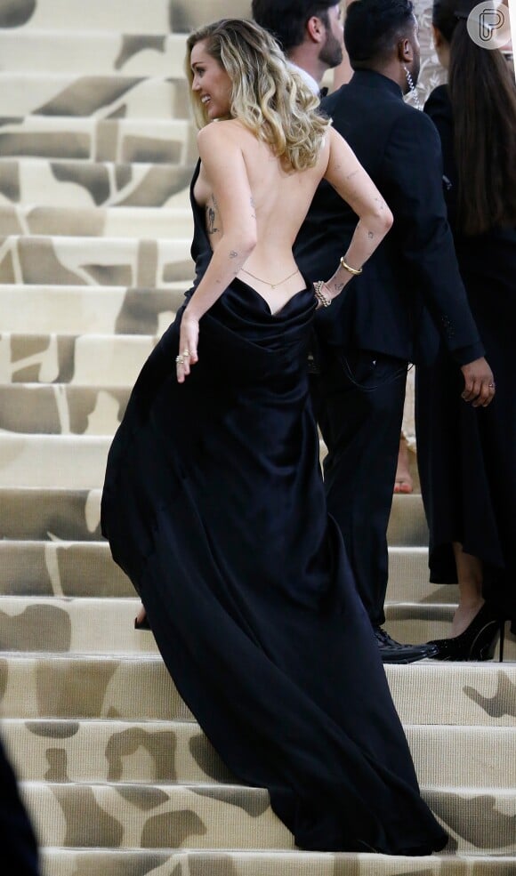 O vestido Stella McCartney de Miley Cyrus no Met Gala 2018 ostentava um poderoso decote no busto e também nas costas da artista