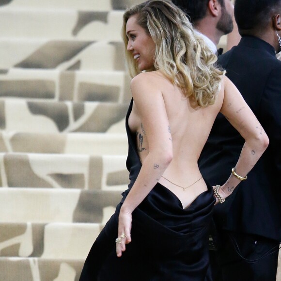 O vestido Stella McCartney de Miley Cyrus no Met Gala 2018 ostentava um poderoso decote no busto e também nas costas da artista