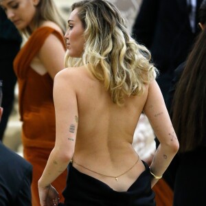 Miley Cyrus usou uma corrente com crucifixo na cintura durante o Met Gala 2018