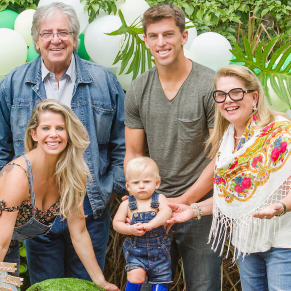 Karina Bacchi reuniu os pais, Nádia e Ítalo, e o namorado, Amaury Nunes, na festa de 9 meses do filho, Enrico