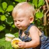 Filho de Karina Bacchi se deliciou com doces e esbanjou fofura ao usar jardineira ao sua festa de 9 meses
