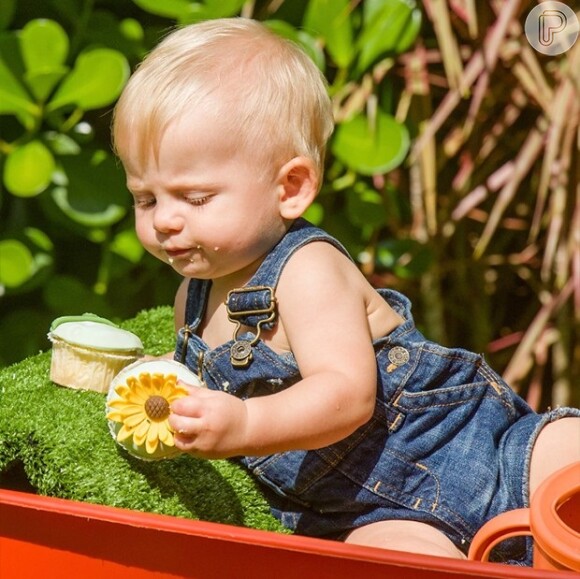 Filho de Karina Bacchi se deliciou com doces e esbanjou fofura ao usar jardineira ao sua festa de 9 meses