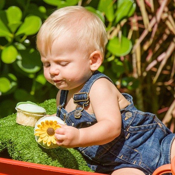 Filho de Karina Bacchi se deliciou com doces e esbanjou fofura ao usar jardineira ao sua festa de 9 meses