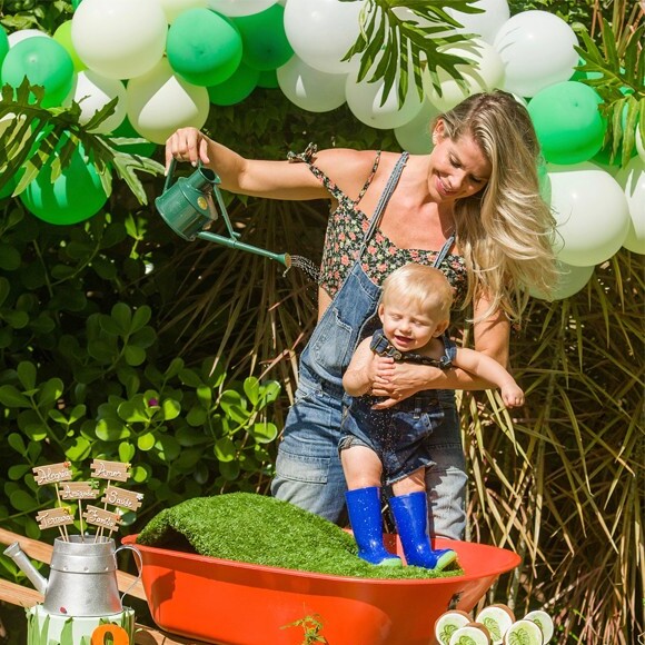 Fillho de Karina Bacchi, Enrico esbanjou fofura em sua festa de mêsversário