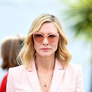 Cate Blanchett usou blazer rosa Stella McCartney para a coletiva de imprensa de abertura do Festival de Cannes nesta terça-feira, 08 de maio de 2018