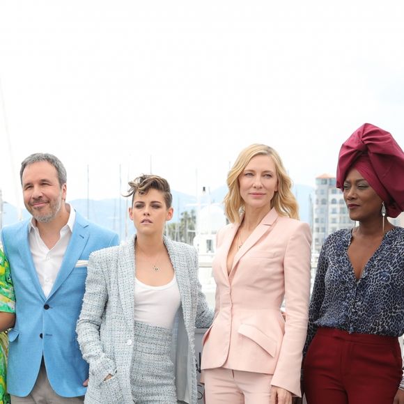 Cate Blanchett, presidente do júri do Festival de Cannes 2018, posa com a mesa de jurados formada também pelo cineasta russo Andrei Zvyagintsev, o diretor canadense Denis Villeneuve, o cineasta francês Robert Guédiguian, o ator taiwanês Chang Chen