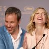 Denis Villeneuve, integrante do júri masculino, se diverte ao lado da presidente Cate Blanchett durante a coletiva de imprensa do Festival de Cannes realizada nesta terça-feira, 08 de maio de 2018