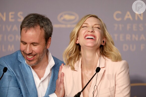 Denis Villeneuve, integrante do júri masculino, se diverte ao lado da presidente Cate Blanchett durante a coletiva de imprensa do Festival de Cannes realizada nesta terça-feira, 08 de maio de 2018