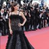 Presente em Cannes para a première do filme 'Todos lo Saben', Penelope Cruz usou vestido Chanel Vintage e brincos da sua coleção Atelier Swarovski