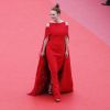 Julianne Moore exibiu um vestido vermelho Givenchy Couture feito sob medida para o Festival de Cannes 2018 com capa, plumas e recortes nos ombros