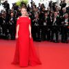 Julianne Moore passou pelo red carpet na cerimônia de abertura do Festival de Cannes com um vestido vermelho Givenchy exclusivo