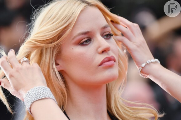 Georgia May Jagger brilhou ao passar pelo Festival de Cannes usando braceletes e joias Chopard