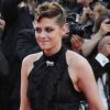 Kristen Stewart chega à cerimônia de abertura do Festival de Cannes 2018 vestindo look Chanel